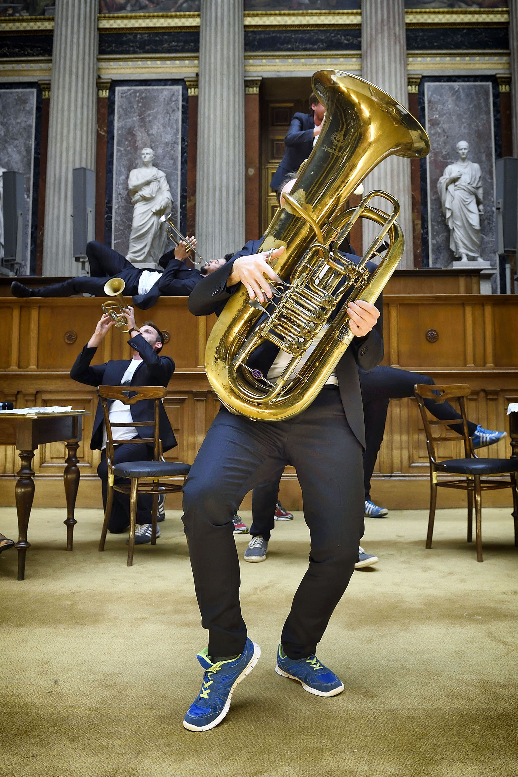 Musiker beim Auftritt im Parlament