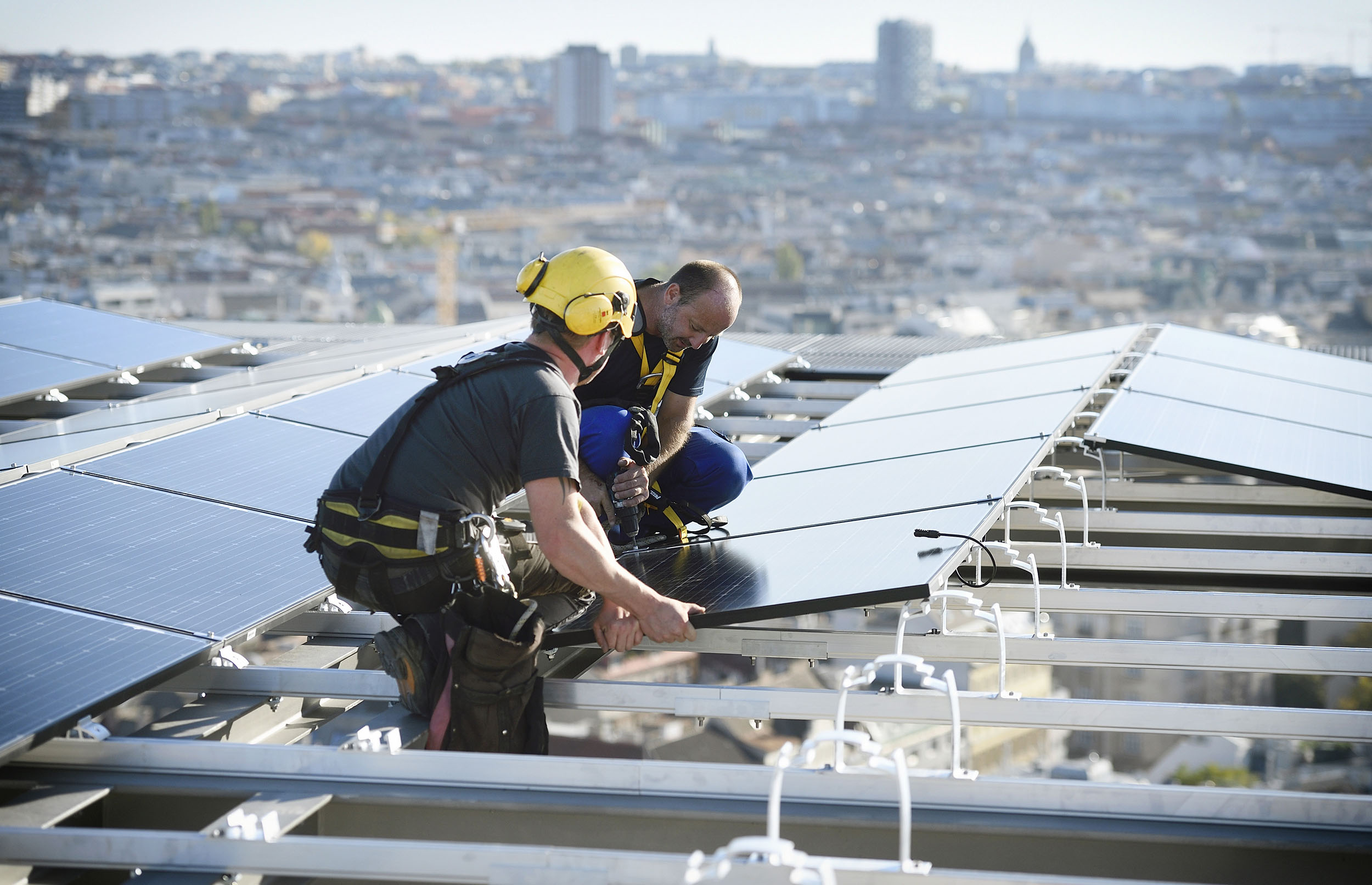 Arbeiter bei der Montage einer PV-Anlage