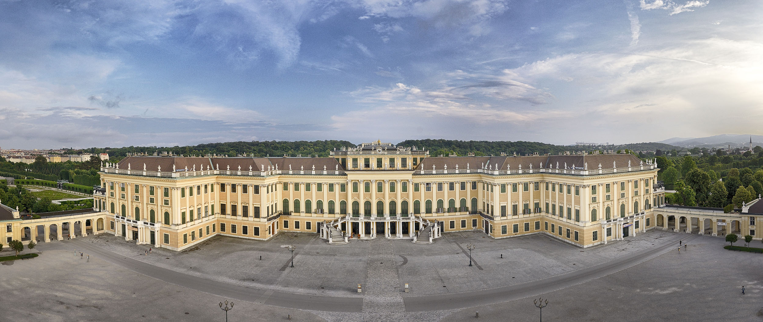 Blick von oben auf Schloss Schönbrunn