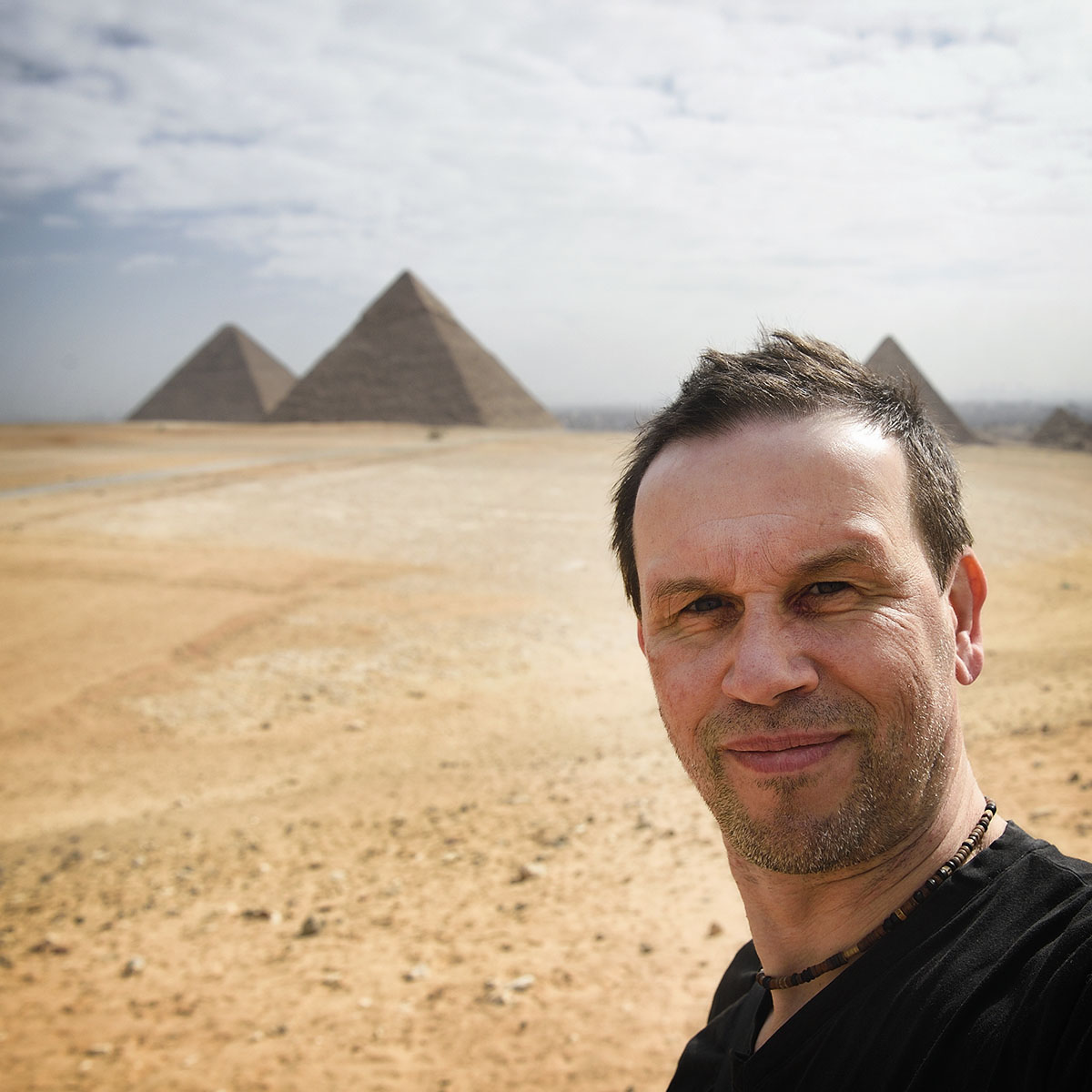 Selfie Johannes Zinner vor Pyramiden